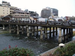 京都らしさがある三条大橋(拡大します)