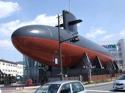 街中に堂々と鎮座する潜水艦(拡大します)