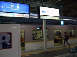 増結停車中の阪神線内の近鉄電車(拡大します)