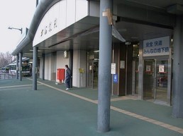 駅の左右にバスターミナルも併設の真駒内駅(拡大します)