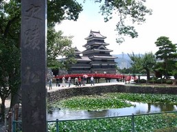 城壁の黒さが際立つ松本城(拡大します)